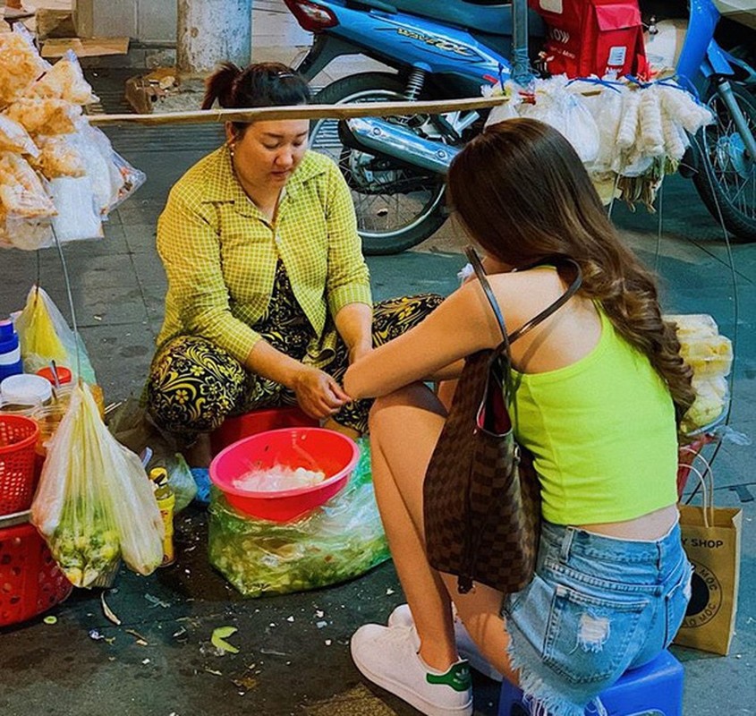 Hoa hau Hoan vu Khanh Van gioi vo, thich lai moto-Hinh-8