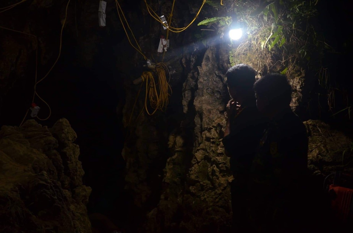 Giai cuu nan nhan ket trong hang o Lao Cai: Mang song mong manh