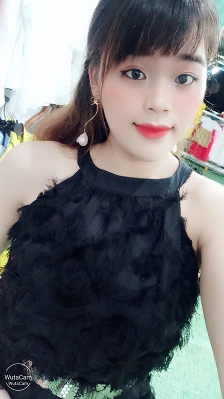 Thanh sun Ngan Thao gay tranh cai khi mac do ho hang livestream