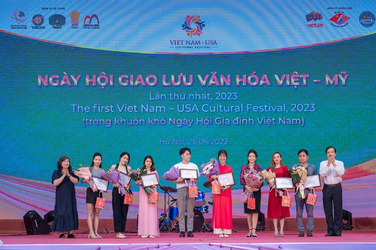 Khach tham quan thich thu voi Ngay hoi giao luu van hoa Viet - My-Hinh-7