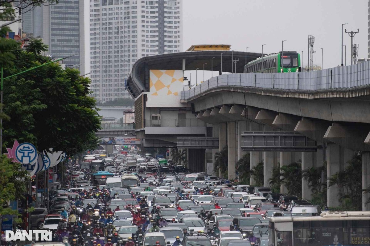 View - 	Sáng đầu tuần người Hà Nội đội mưa rét trong cảnh ùn tắc 