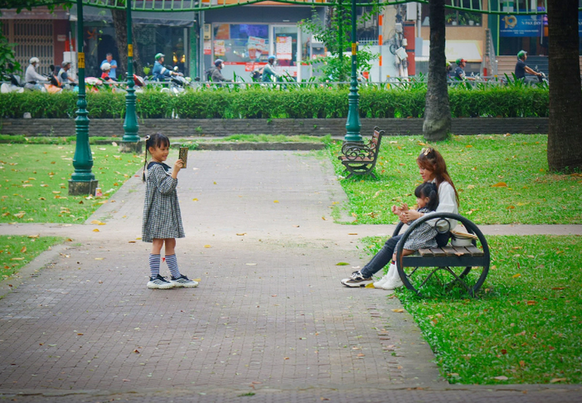 Ngay moi day nang luong o Cong vien Tao Dan