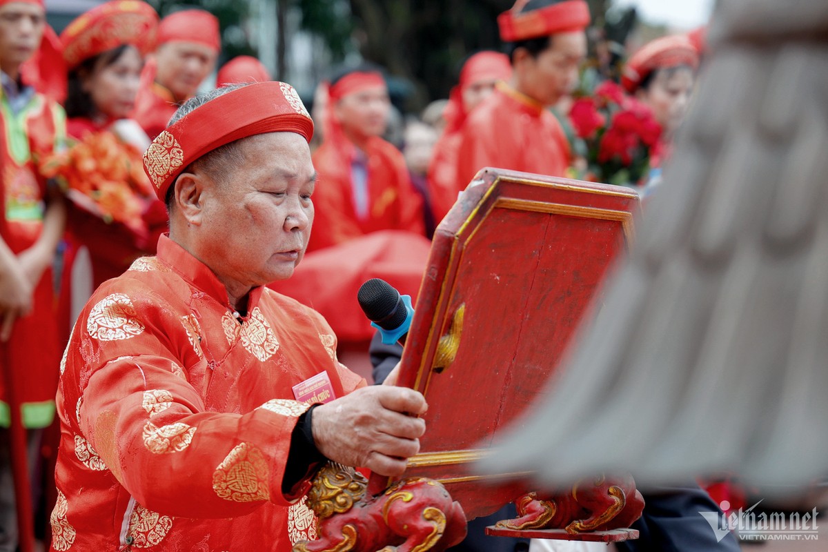 View - 	Hàng trăm người rước ông ỉn tại Lễ hội làng Ném Thượng