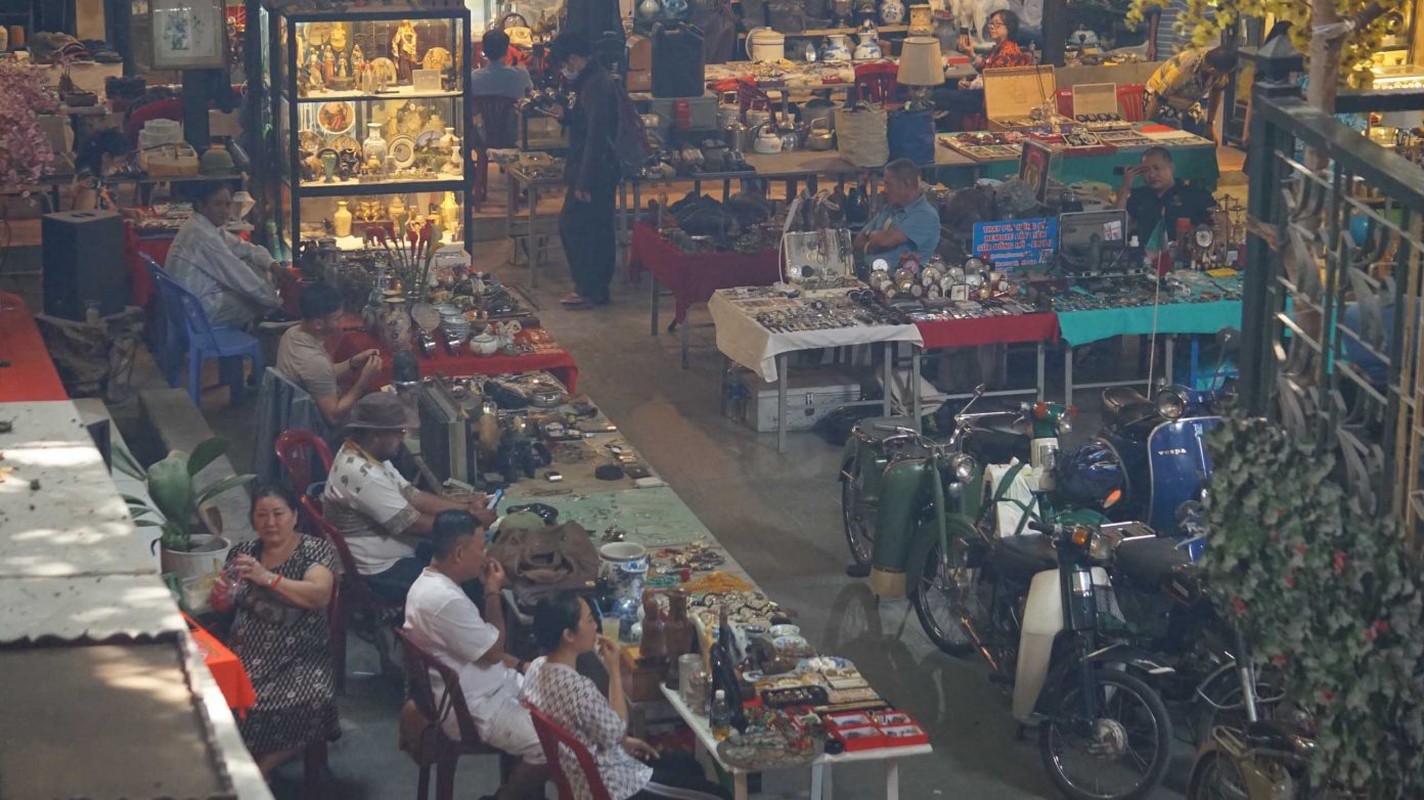 View - 	Thăm phiên chợ đồ cổ giữa lòng TPHCM