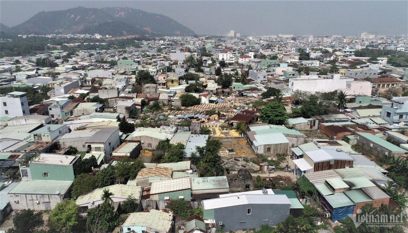 Da Nang: Khu dan cu song chung voi hang nghin ngoi mo-Hinh-10