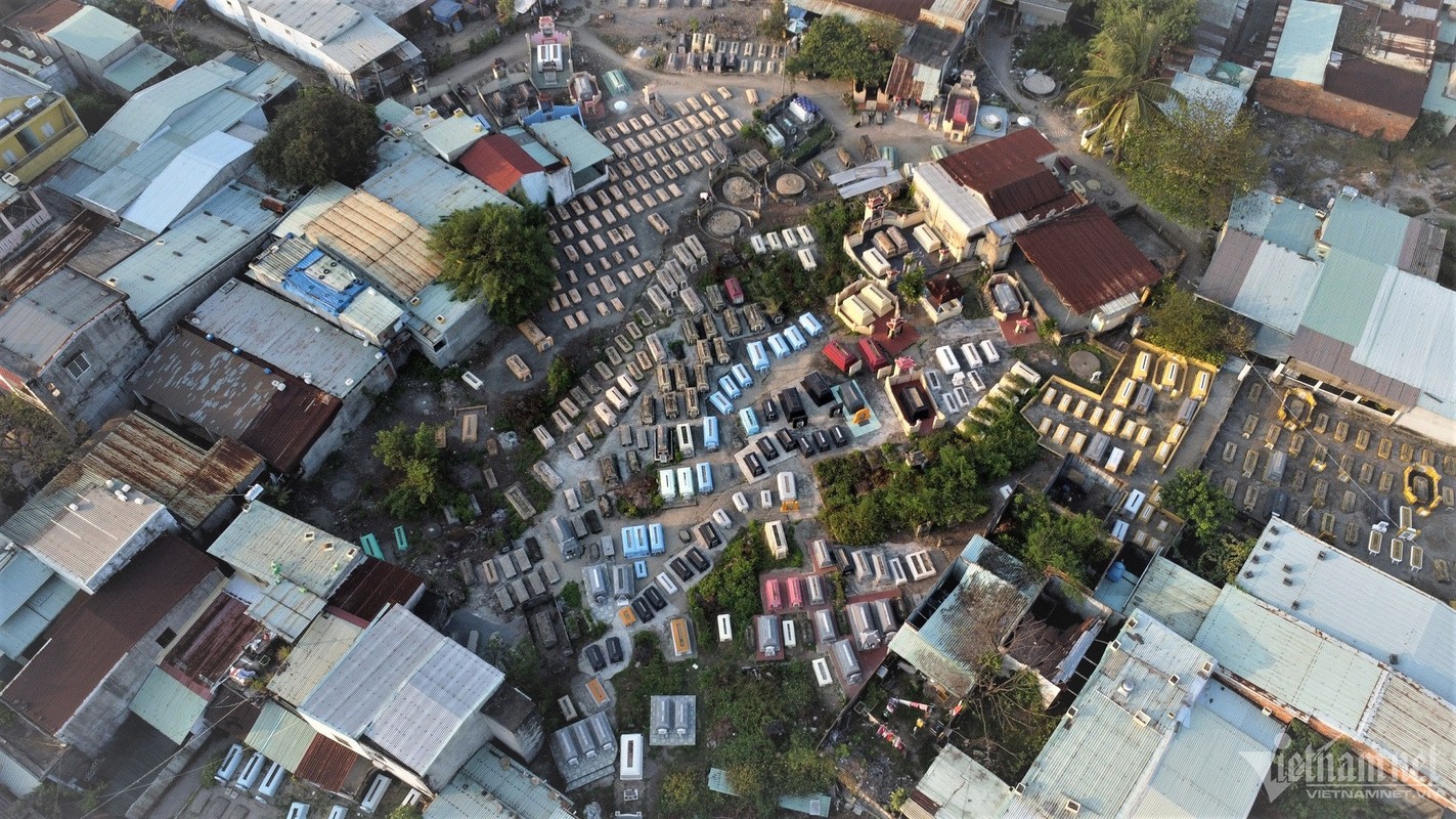 Da Nang: Khu dan cu song chung voi hang nghin ngoi mo