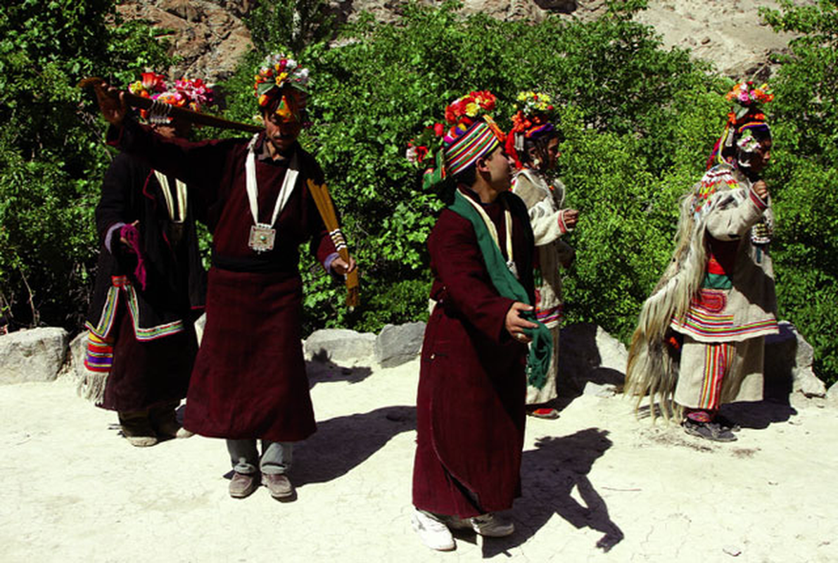 Cuoc song cua bo lac co tap tuc doi vo-Hinh-10