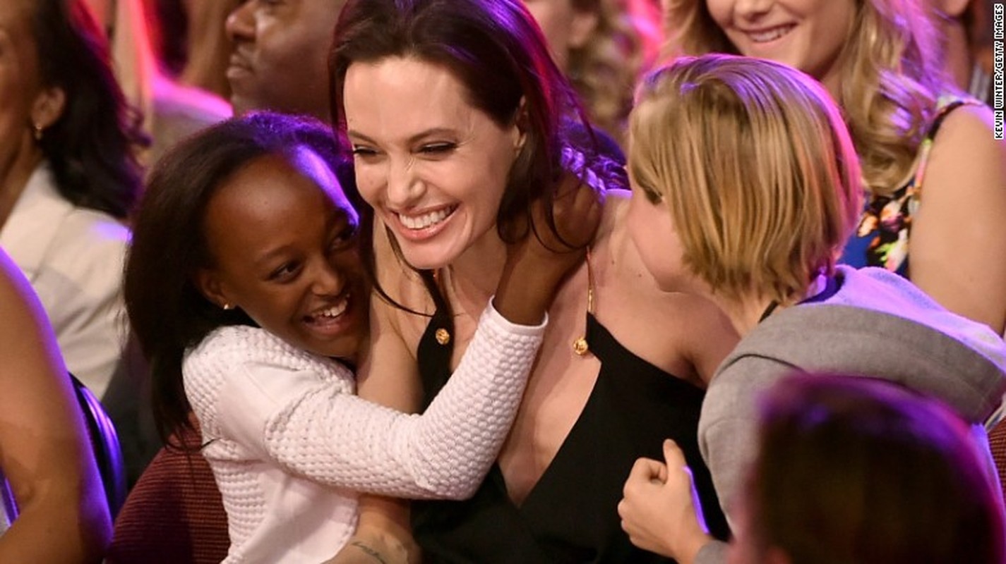 Khoanh khac hanh phuc tuyet voi cua Angelina Jolie ben cac con-Hinh-7