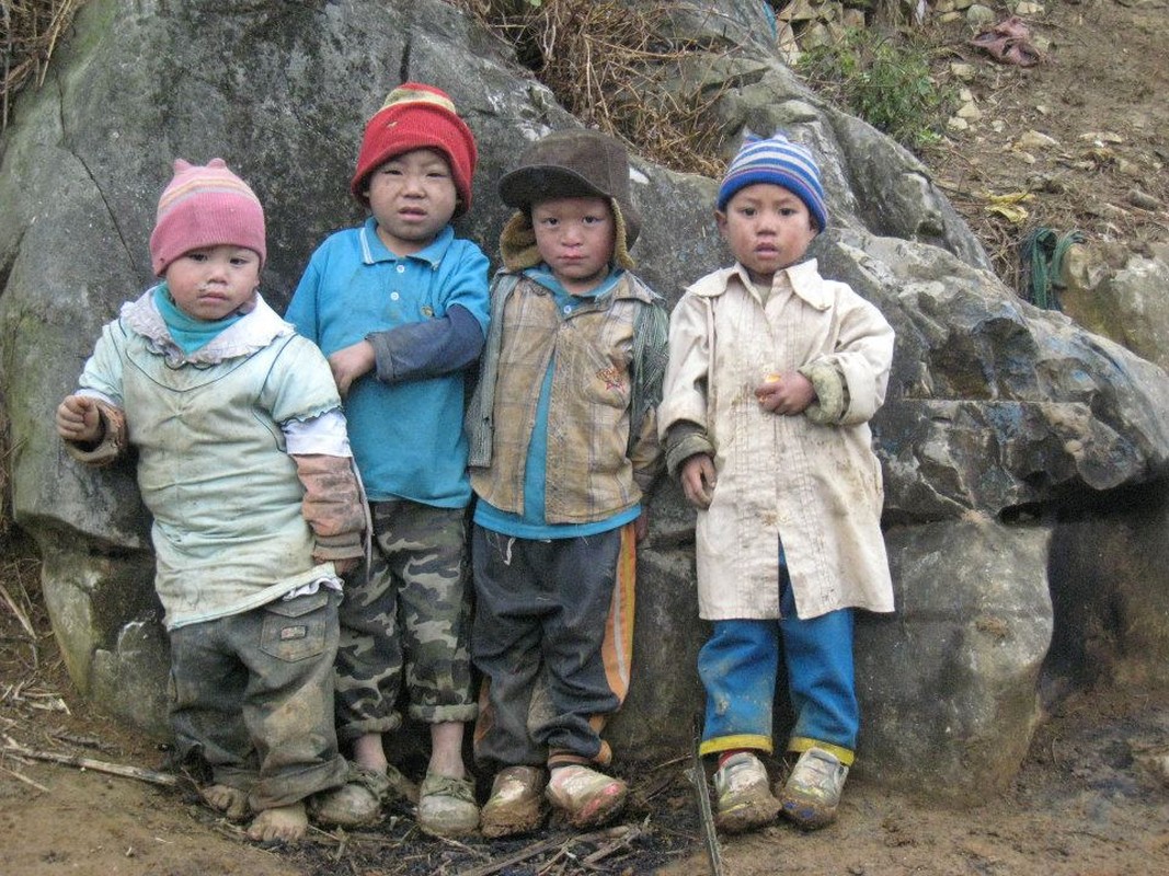 Chum anh Xot xa nhin tre em vung cao chong ret