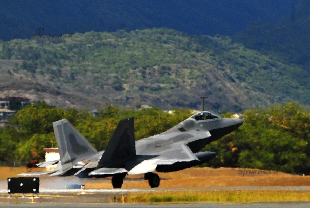 Muc kich F-22, Su-30MKM tap tran hoanh trang o Malaysia-Hinh-4