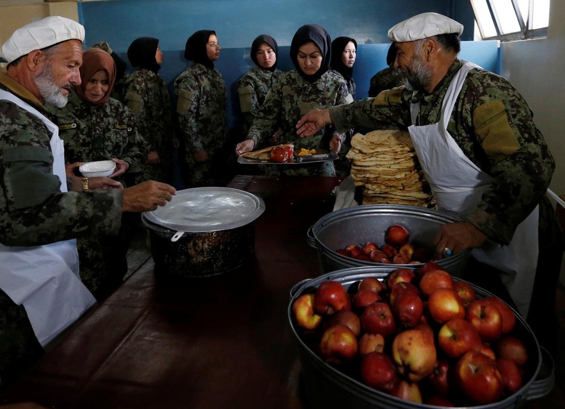 Bat ngo trong trai huan luyen nu quan nhan Afghanistan-Hinh-9