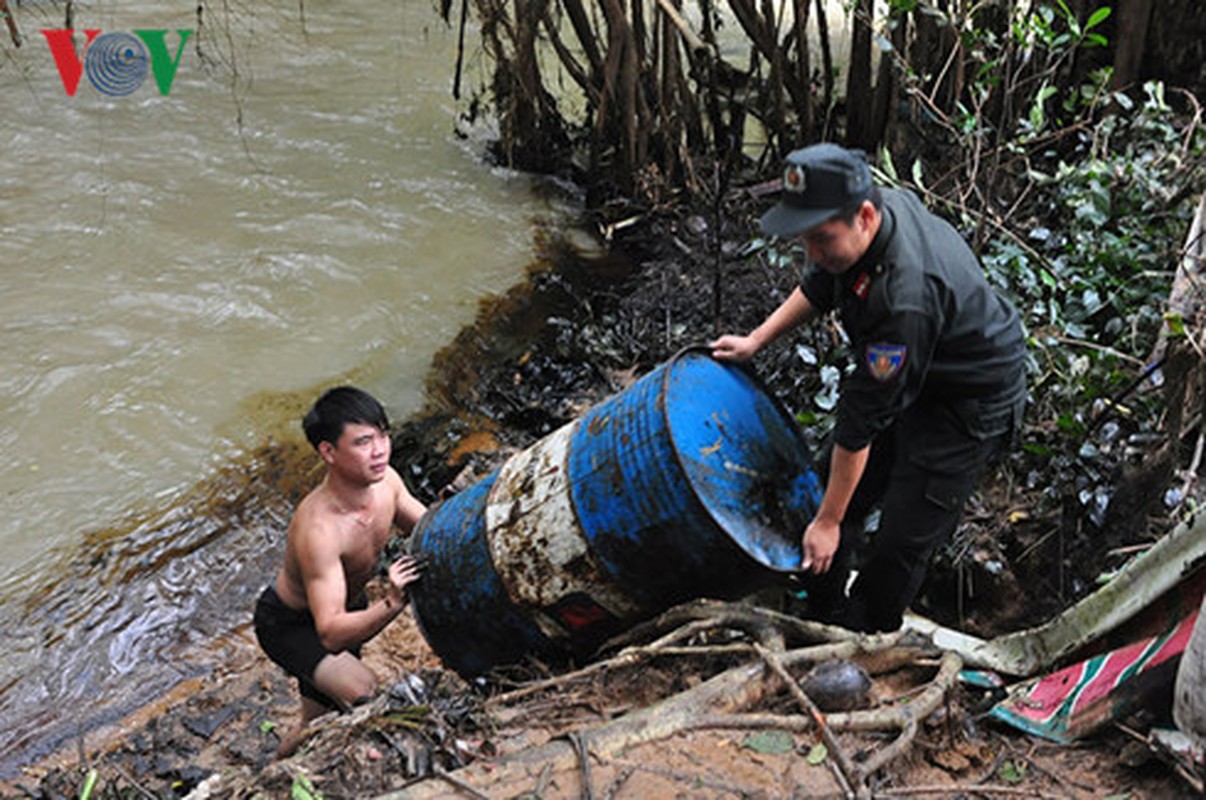 Anh: Dan khon kho vi lu cuon hon 100 thung dau vao nha-Hinh-6