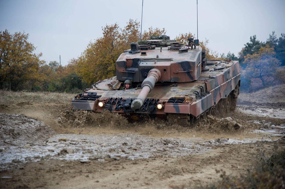 Man nhan xe tang Leopard 2A4 phi nuoc dai tren duong lay-Hinh-3
