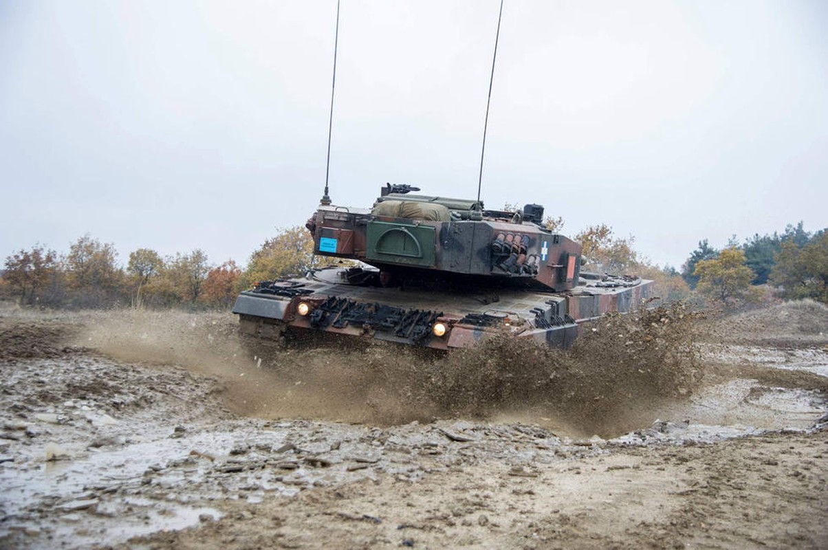 Man nhan xe tang Leopard 2A4 phi nuoc dai tren duong lay-Hinh-6