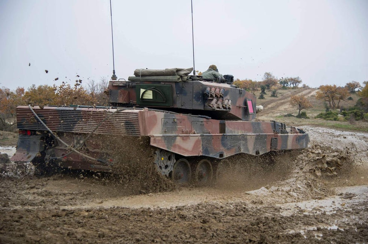 Man nhan xe tang Leopard 2A4 phi nuoc dai tren duong lay-Hinh-8