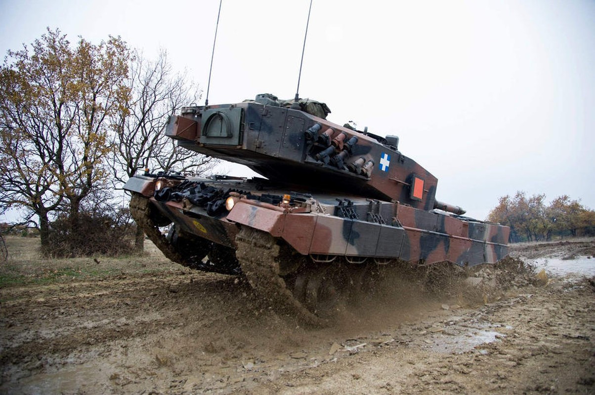 Man nhan xe tang Leopard 2A4 phi nuoc dai tren duong lay