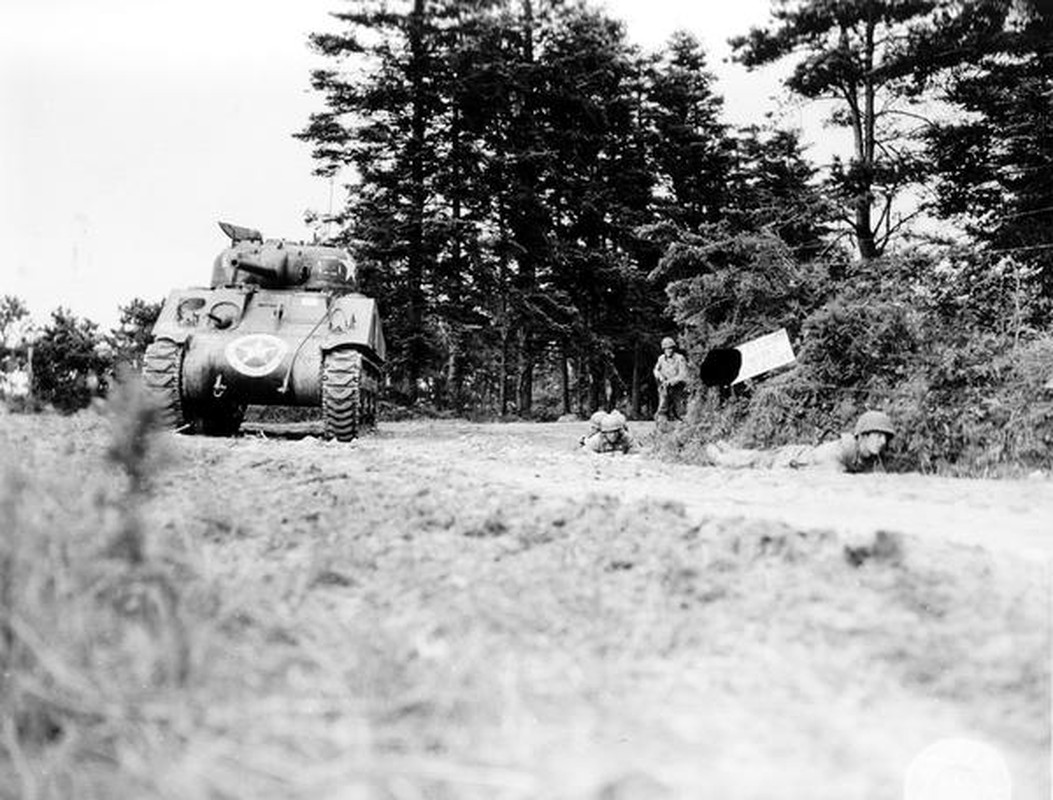 Muc kich xe tang M4 Sherman o at tien cong Normandy-Hinh-6
