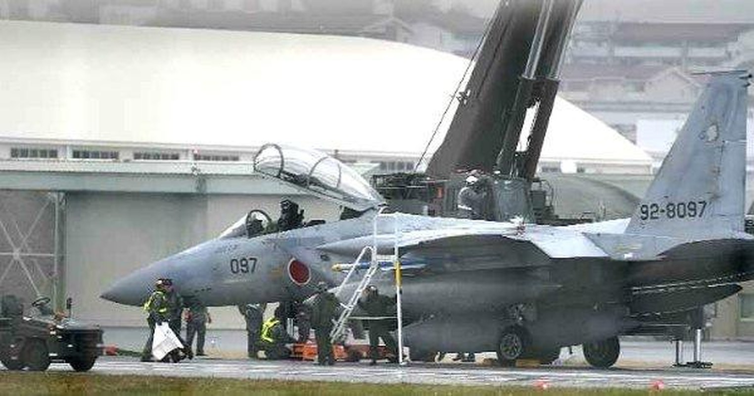 Hy huu: May bay F-15 Nhat Ban roi...banh khi cat canh-Hinh-2