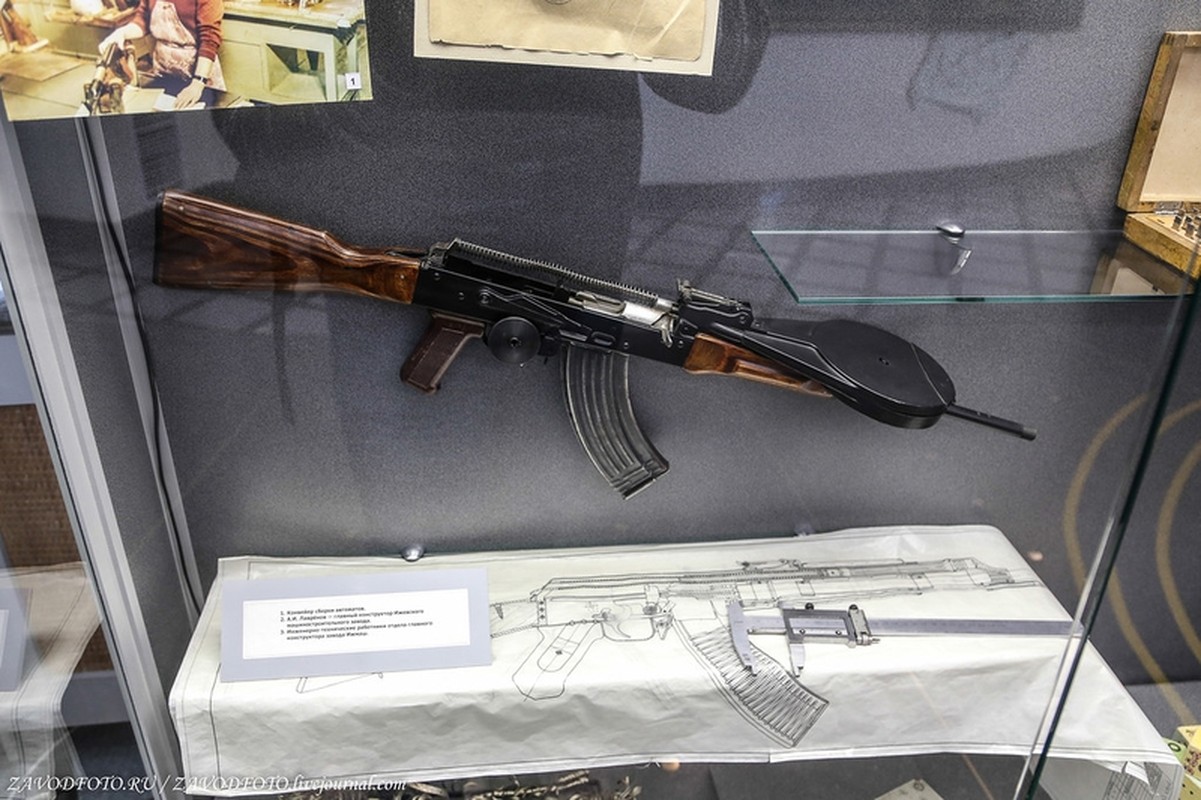 La doc ben trong bao tang Kalashnikov o Nga-Hinh-12