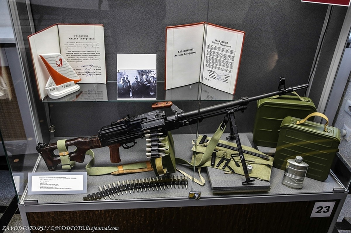 La doc ben trong bao tang Kalashnikov o Nga-Hinh-15