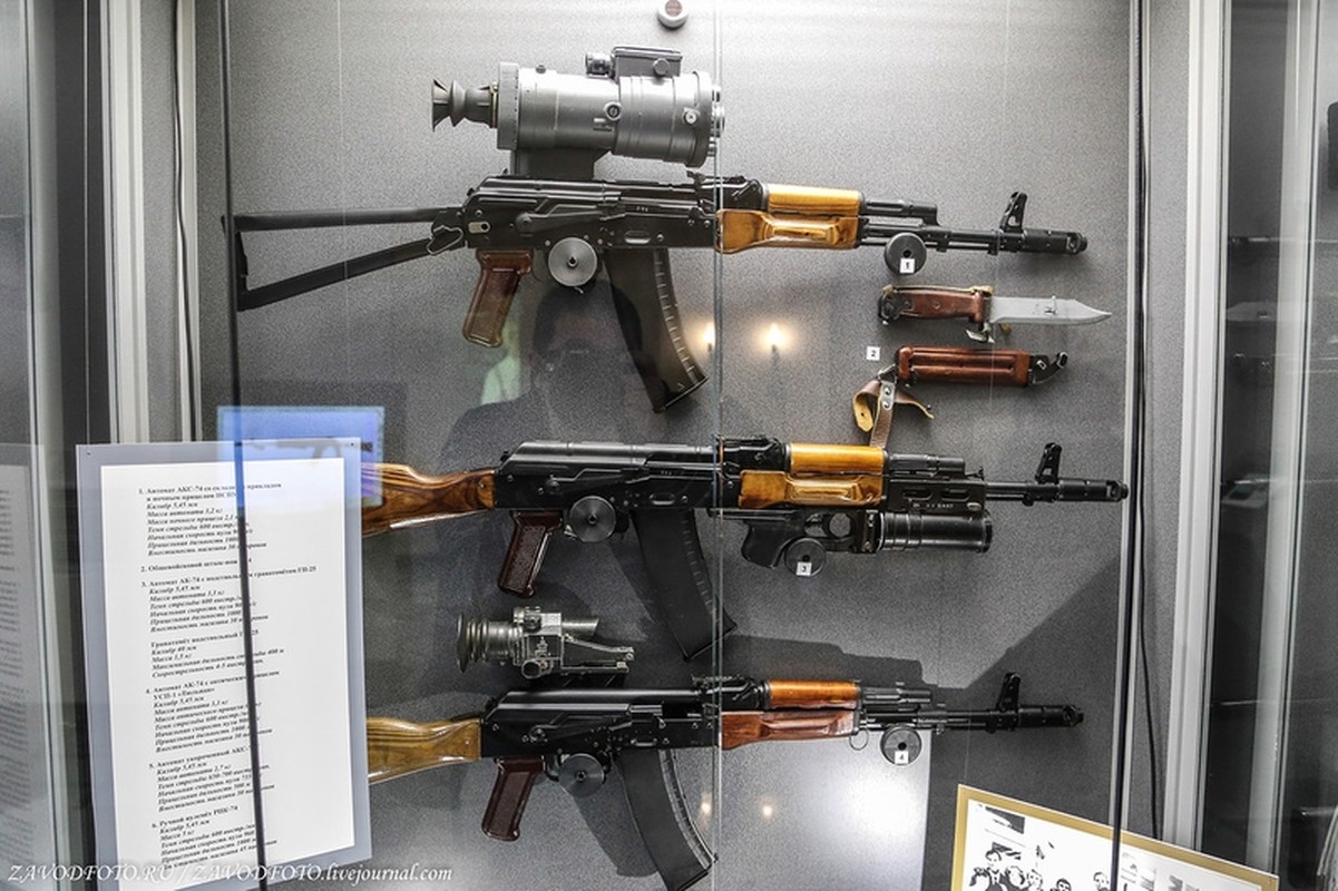 La doc ben trong bao tang Kalashnikov o Nga