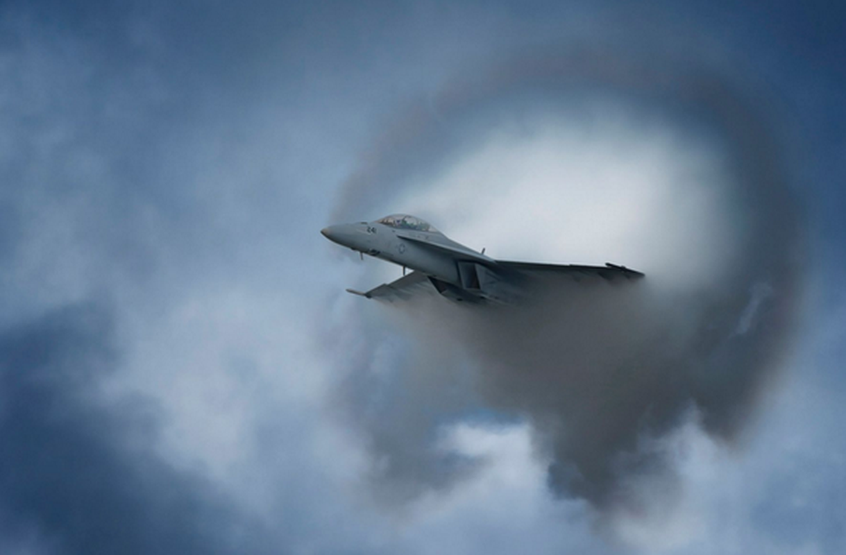 Ky tich: Gam mot tieng, F-16 khien 500 linh thao chay-Hinh-2
