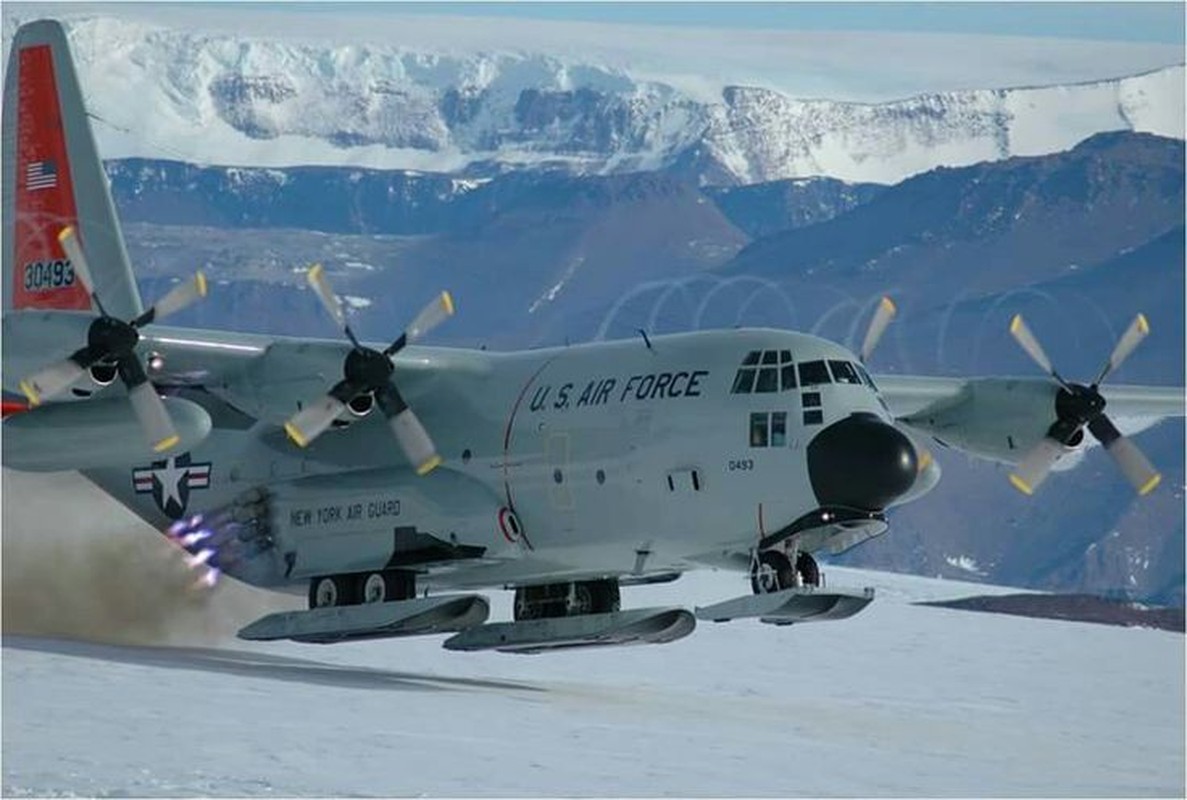 Kinh hoang: May bay C-130 ha canh tren... tau san bay-Hinh-10