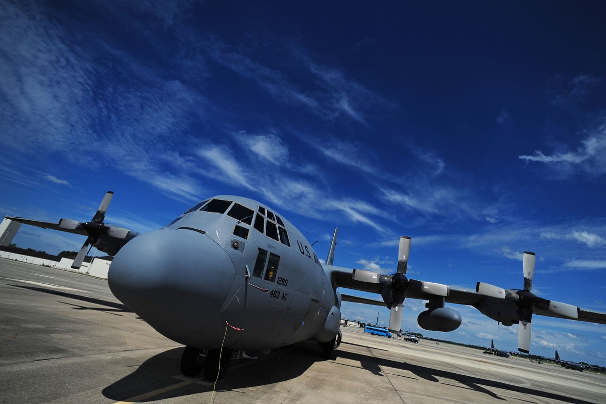 Kinh hoang: May bay C-130 ha canh tren... tau san bay-Hinh-7