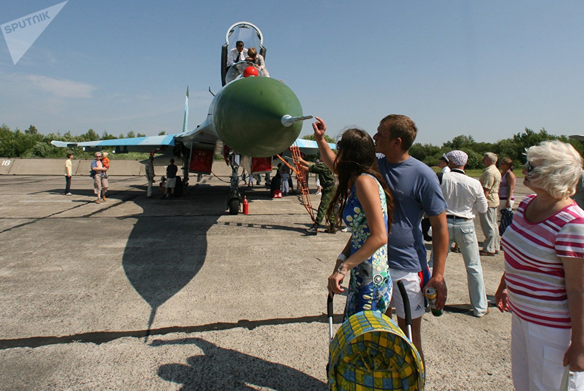 Chua te troi xanh: 40 nam lan dau Su-27 cat canh-Hinh-3