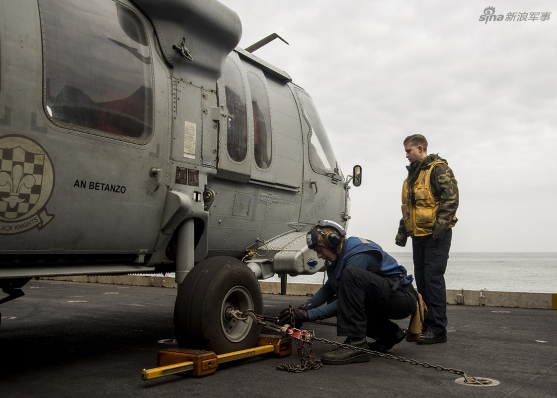 Tau san bay USS Carl Vinson nhan tiep te, quyet bam tru-Hinh-9