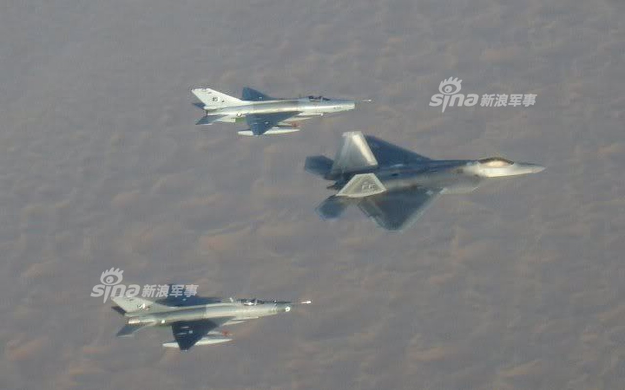 Choang: Tiem kich MiG-21 Trung Quoc sat canh cung F-22 My-Hinh-2