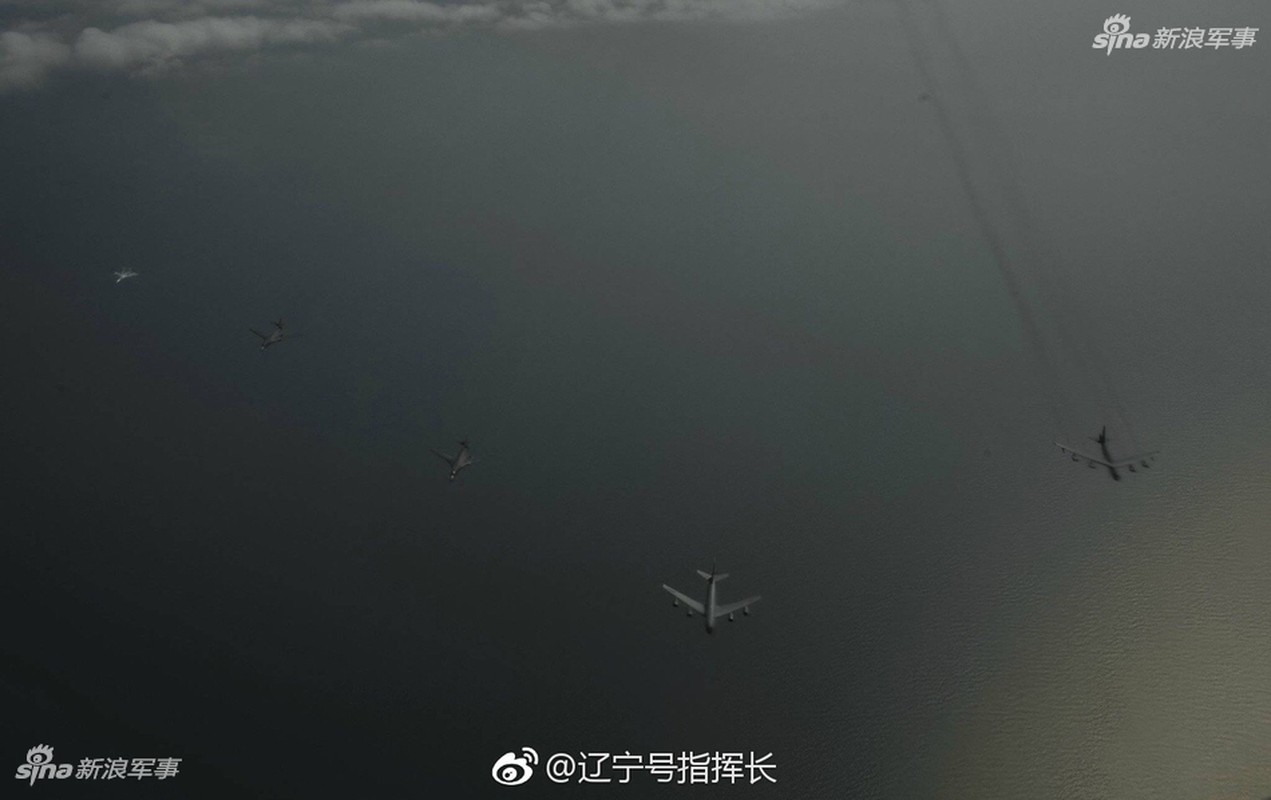 Muc kich may bay Su-27 danh chan &quot;phao dai bay&quot; B-52, B-1B