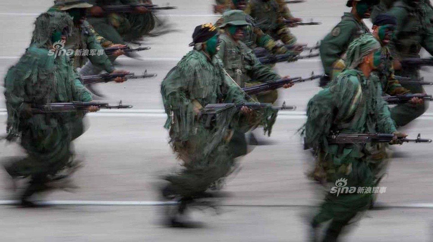 Man nhan Quan doi Venezuela duyet binh khoe vu khi &quot;khung&quot;-Hinh-14