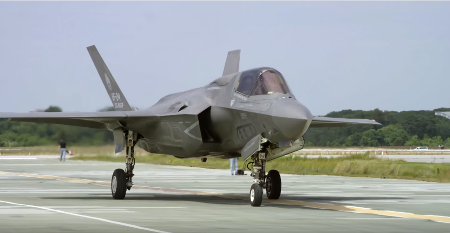 Tiem kich F-35B cat canh thanh cong tu tau san bay...mat dat-Hinh-3