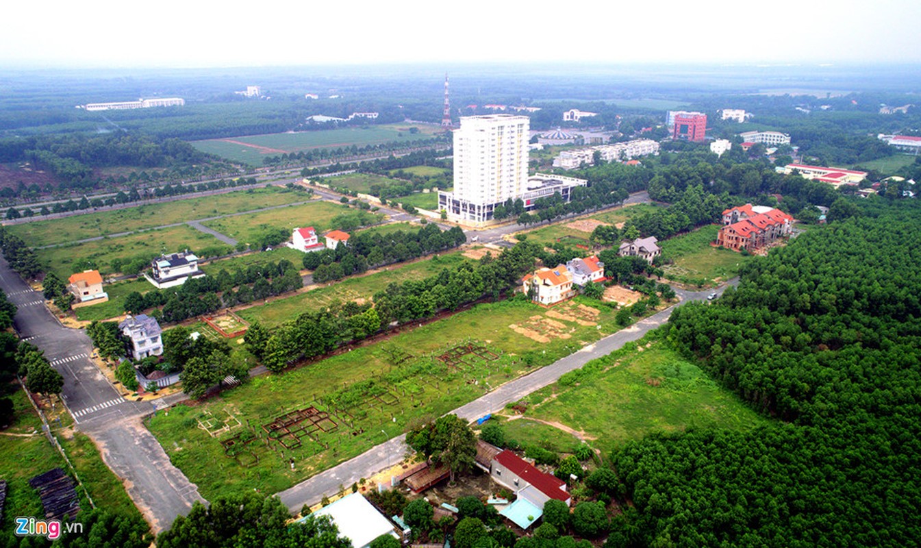 Biet thu, nha pho bi bo hoang o do thi cach Sai Gon 20 km