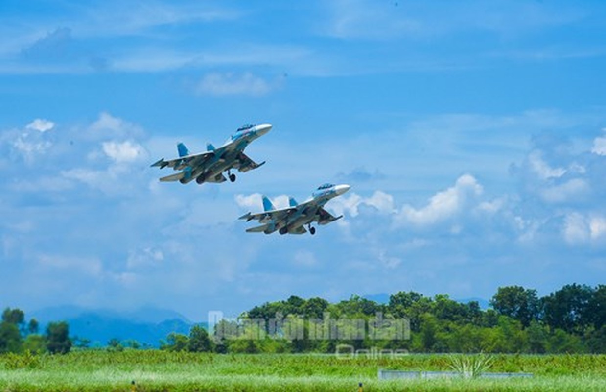 Rao ruc canh Su-22, Su-30 Viet Nam ban, nem bom du doi-Hinh-10