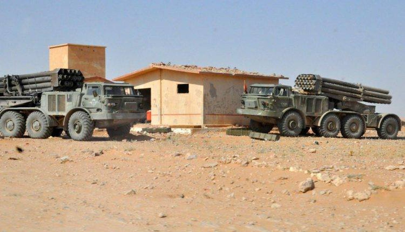 Quan doi Syria mang BM-27 Uranga ra ban IS o Deir Ezzor
