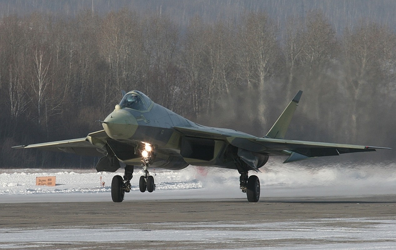 Chua kip bien che Su-57 Nga suyt roi, phai ha canh khan cap