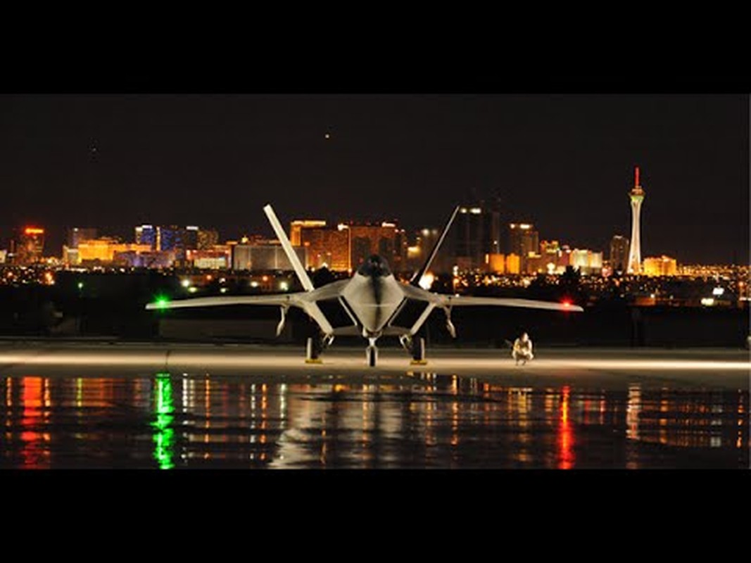 Ve dep day ma mi cua phi co F-22 Raptor giua dem-Hinh-7