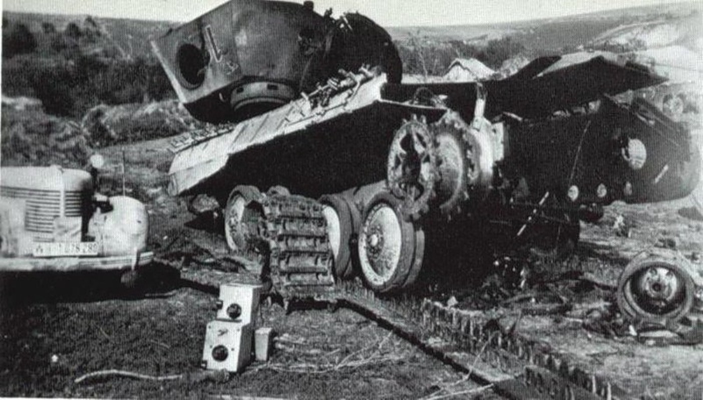Hai hung xe tang Duc rach toang khi trung dan phao 152mm Lien Xo-Hinh-7