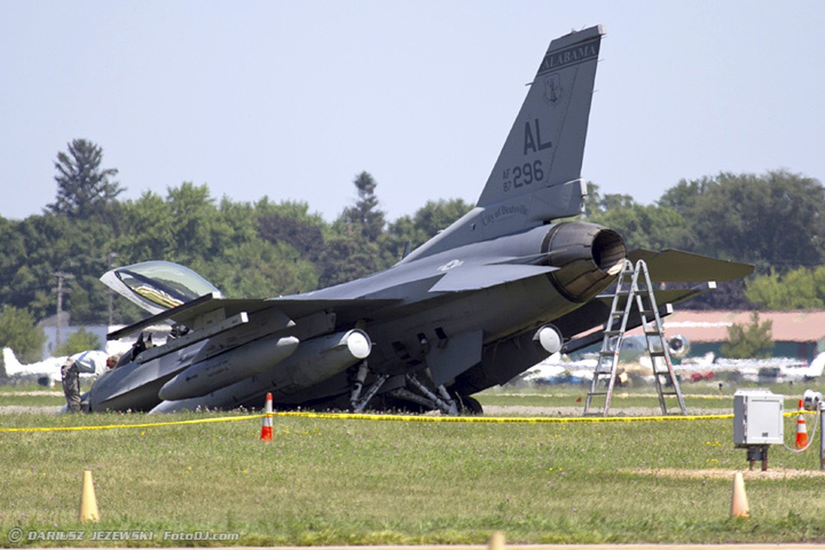 Kinh hoang so tiem kich F-16 roi rung trong 40 nam hoat dong-Hinh-5