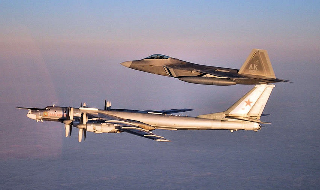 Tu-95 Nga “luon lo” o Alaska, My mang ca F-22 ra danh chan-Hinh-11