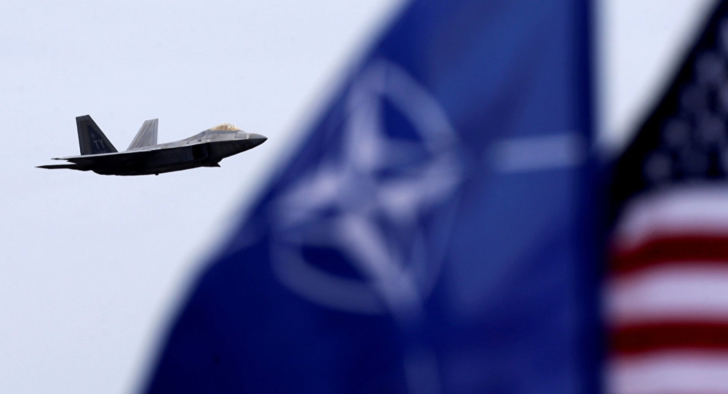 Khong quan 8 nuoc NATO co mat o Ukraine, chuan bi tap tran khung
