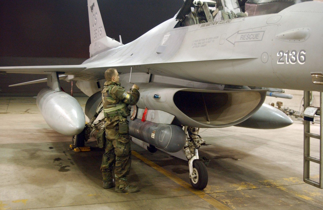 F-16 “cuop co”, Khong quan Bi da pham phai sai lam nao?