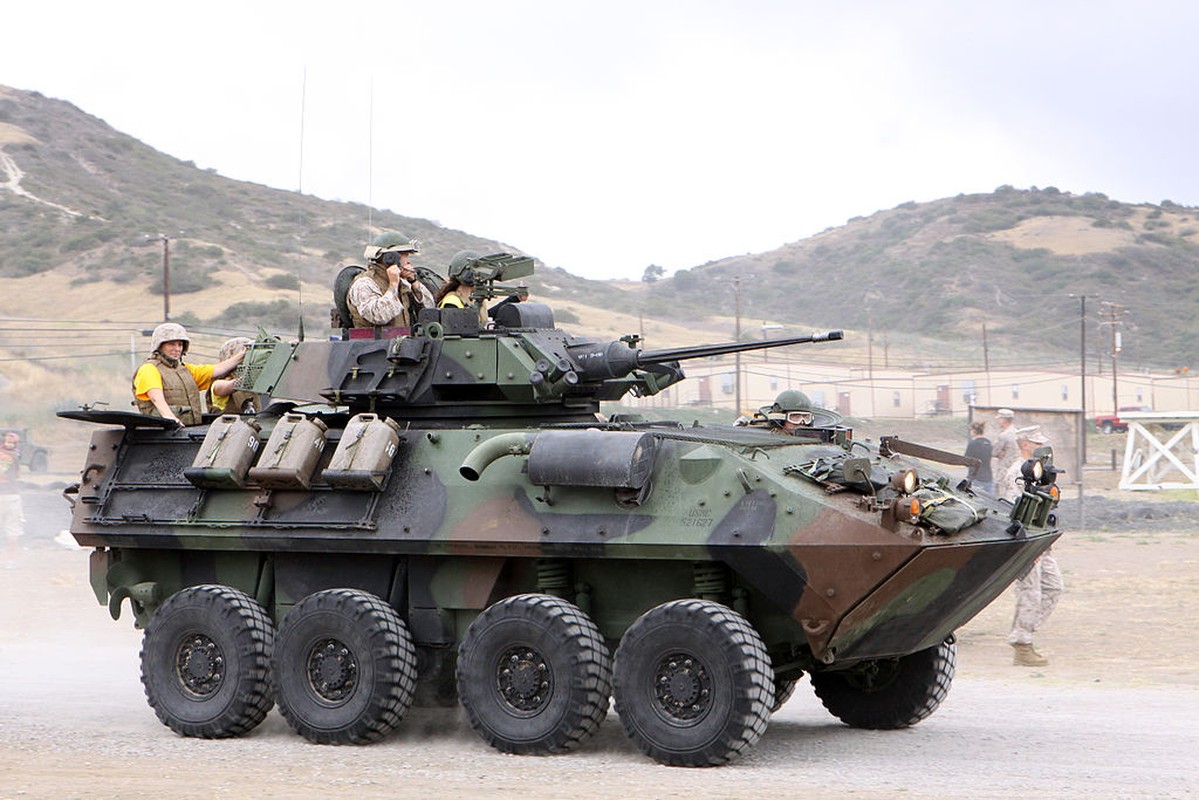 Can canh doi thu dang gom cua xe boc thep BTR-82A Nga-Hinh-2