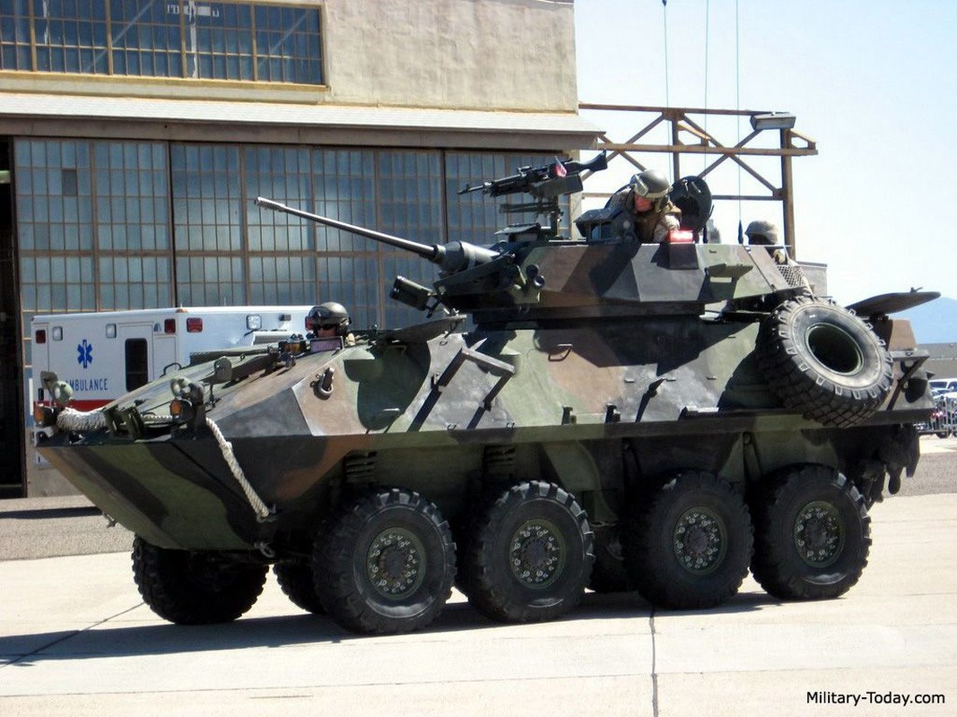 Can canh doi thu dang gom cua xe boc thep BTR-82A Nga-Hinh-6