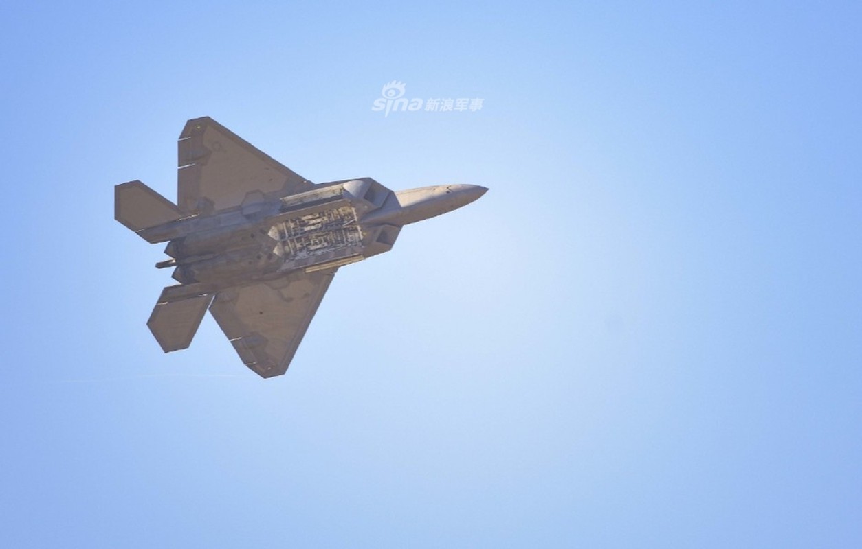 Can canh khoang bom va kha nang mang vac vu khi cua F-22 Raptor-Hinh-2