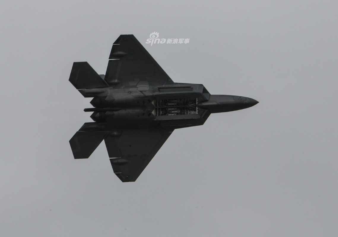 Can canh khoang bom va kha nang mang vac vu khi cua F-22 Raptor-Hinh-8