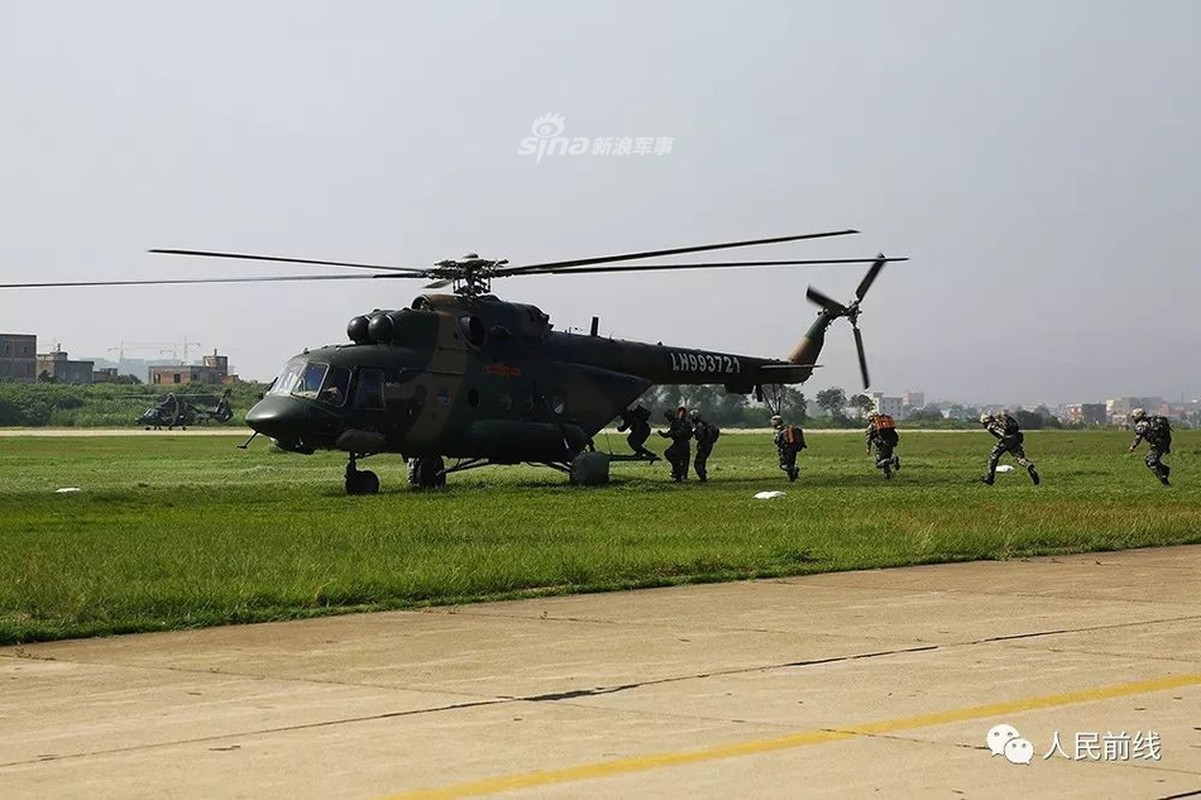 Choang ngop dan Mi-17 Trung Quoc tap tran do bo duong khong-Hinh-11