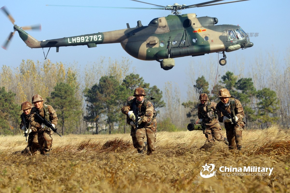 Choang ngop dan Mi-17 Trung Quoc tap tran do bo duong khong-Hinh-2